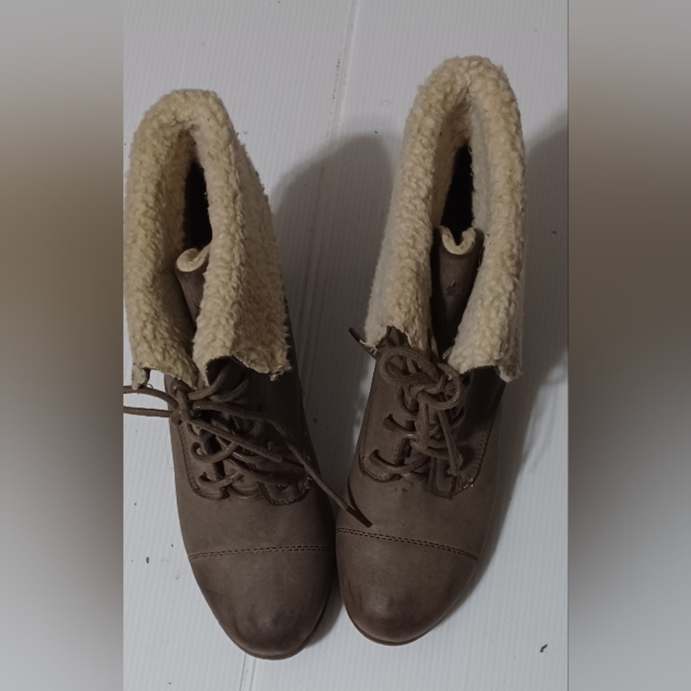 Bucco Tan Lace-Up Boots with Cream Lining